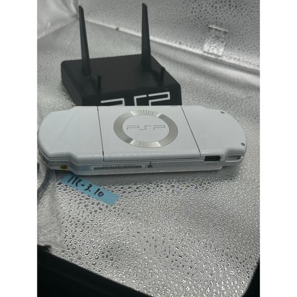 White psp 2000 w/charger & new battery no drive noise - Picture 5 of 8